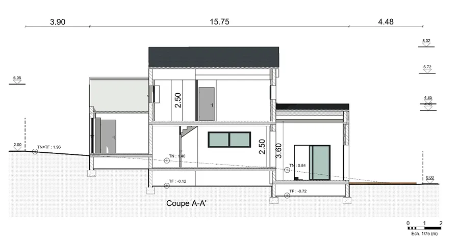 Plan de coupe d'une maison avec fondations en terrain pentu et demi niveau par Cedreo